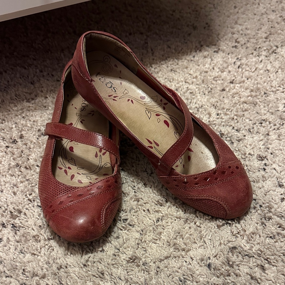 Taos Red rose pink Mary Jane Shoes size 9 flats